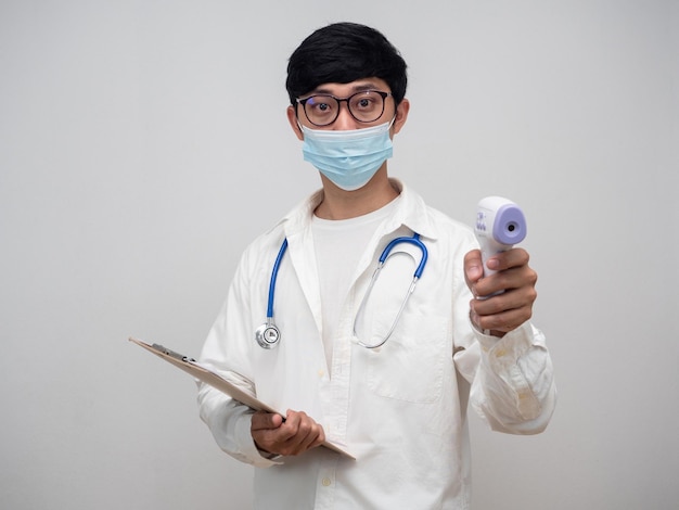 Портрет доктора в медицинской маске держит инфракрасный термометр с доской списка цыплят