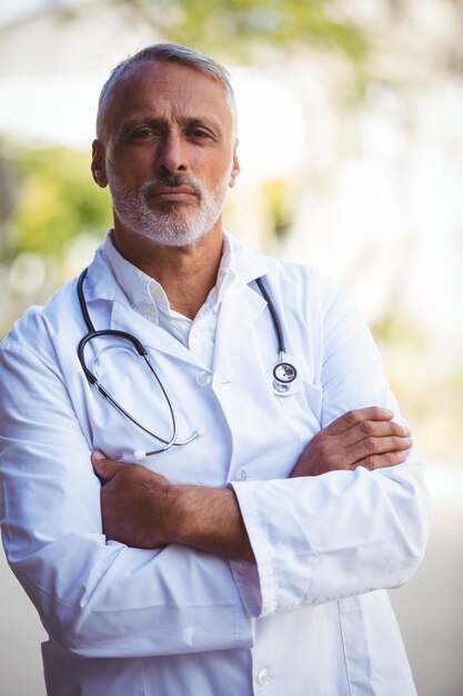 Photo portrait of a doctor with arm crossed