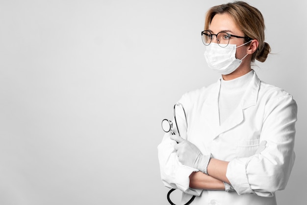 Foto ritratto di medico con maschera chirurgica e stetoscopio