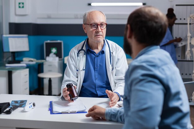 Photo portrait of doctor working at clinic