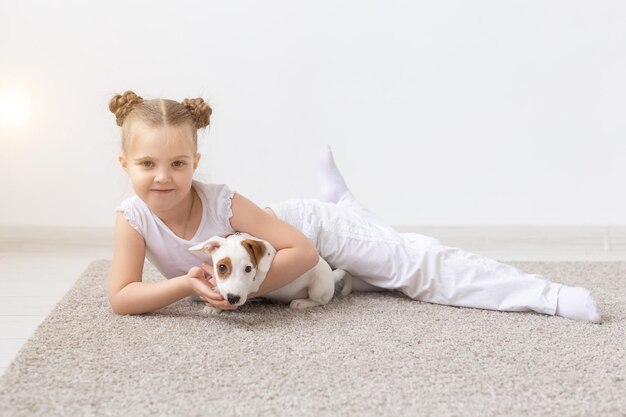 Photo portrait of dog sitting on sofa