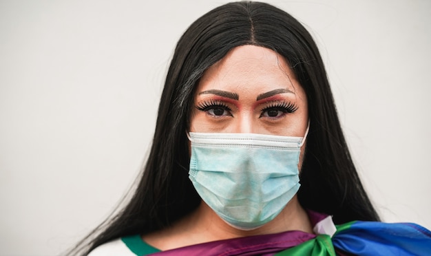 Ritratto di drag queen alla parata lgbt all'aperto con maschera facciale durante l'epidemia di coronavirus