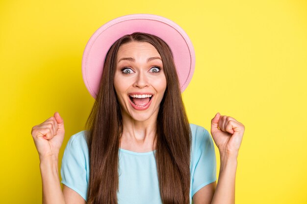 Il ritratto di una ragazza pazza estatica ha impressionato l'incredibile vittoria della lotteria di viaggio estivo alza i pugni urlando wow omg indossa un look rosa isolato su uno sfondo di colore brillante brillante