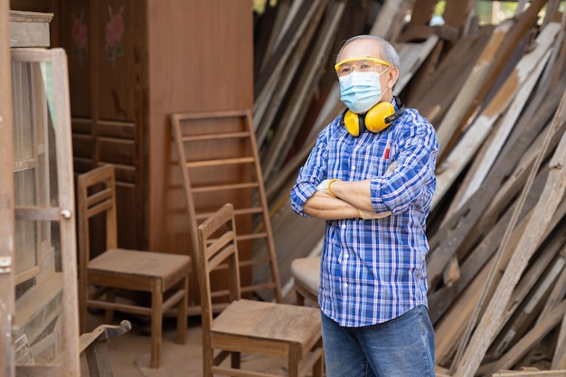 Портрет пожилого деревообрабатывающего хобби для хорошей пенсии, азиатского мужчины зрелого профессионального мастера деревянного ремесла, мебельщика, деревянного мастера.