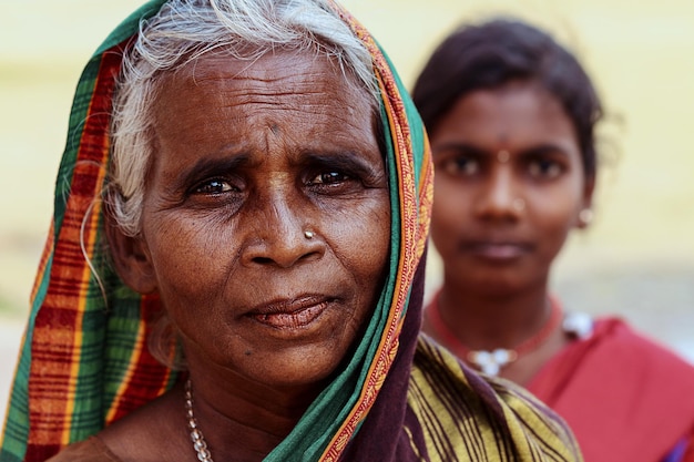 Ritratto di una bella donna asiatica anziana. india