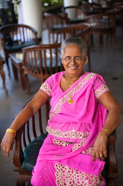 Photo portrait of an elderly indian happy woman in a festive national sari