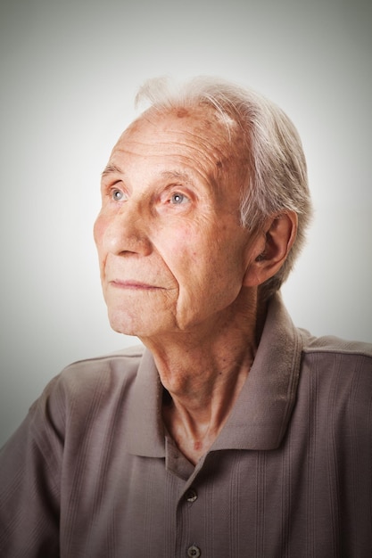 年配の年配の男性の肖像画