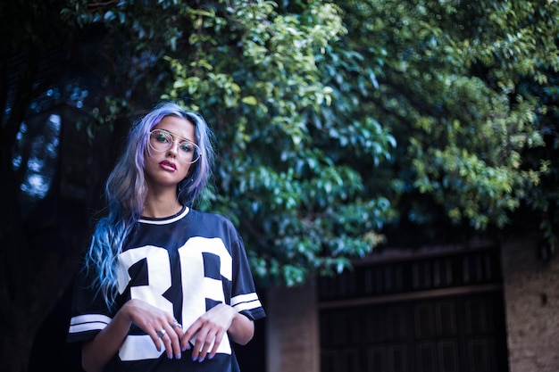 Photo portrait of emo young woman standing against tree