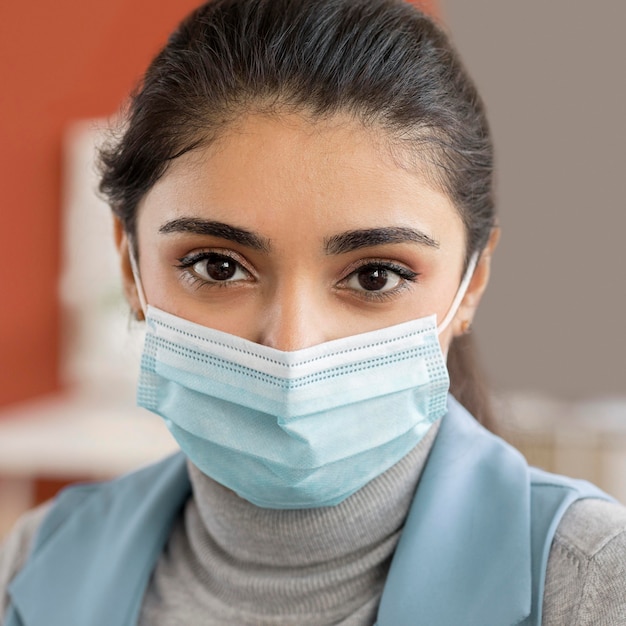 Foto ritratto di dipendente che indossa la maschera per il viso