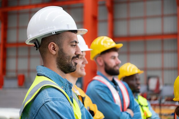 Foto ritratto di ingegneri e operai industriali in caschi sul cantiere