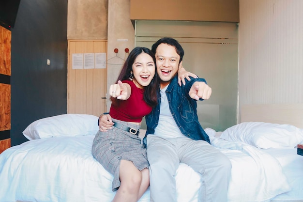 Портрет восторженной успешной азиатской пары
