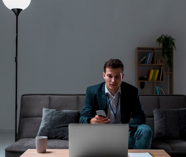 Photo portrait of entrepreneur working from home