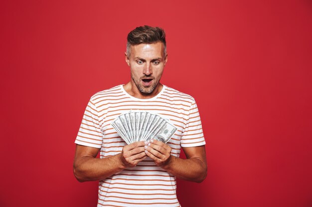 Photo portrait of an excited man standing on red