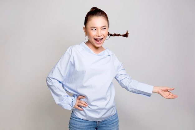 Photo portrait of excited young girl in pastel shirt
