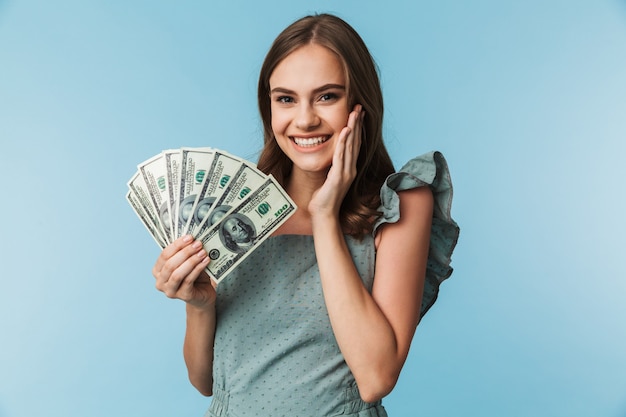 Photo portrait of an excited young woman in dress