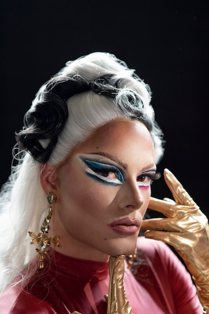 Foto ritratto di una favolosa drag queen in posa