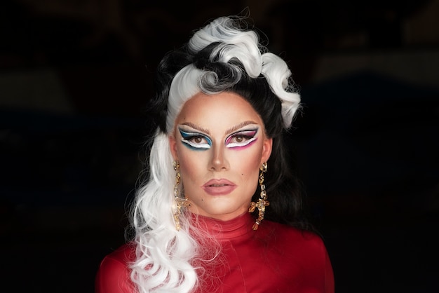 Foto ritratto di una favolosa drag queen con una parrucca bianca e nera