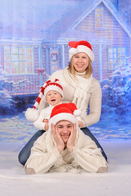 Foto ritratto di una famiglia che celebra il natale insieme