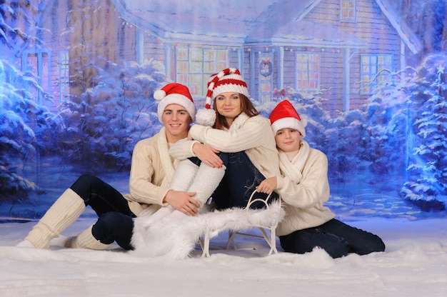 Foto ritratto di una famiglia che celebra il natale insieme