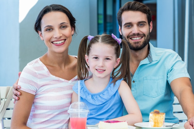 Photo portrait of a family eating at the restaurant