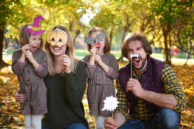Портрет семьи в масках Хэллоуина
