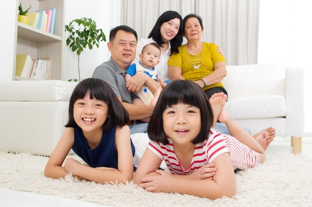 Photo portrait of family in living room at home