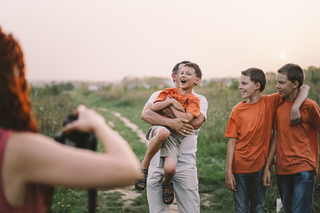 Портрет семьи на природе Дети и родители играют на природе Хорошо провести время с семьей на отдыхе