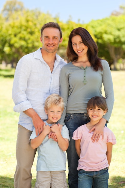 Ritratto di una famiglia nel parco