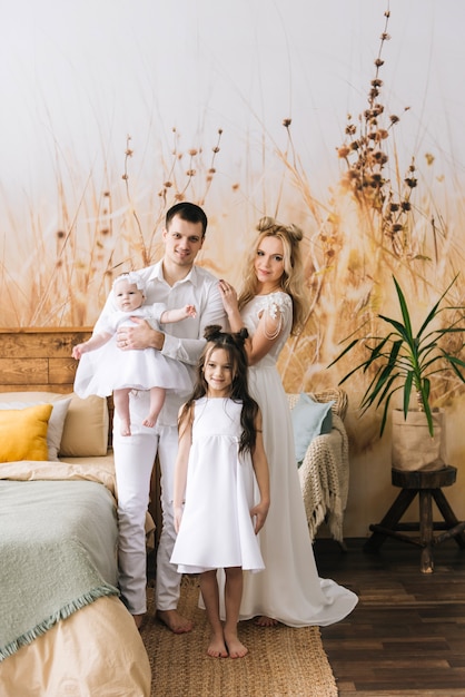 Photo portrait of a family posing together