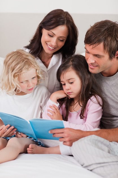 Photo portrait of a family reading a book