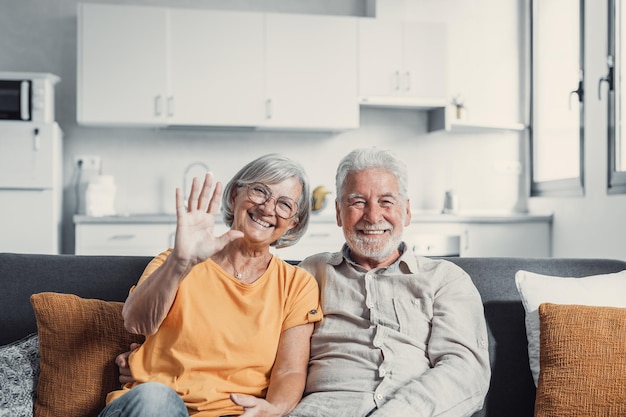 Photo portrait of family sitting at home