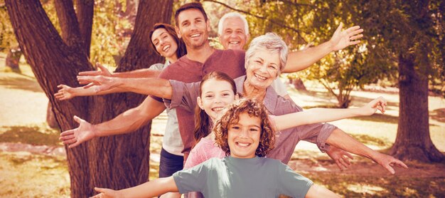 Photo portrait of family smiling in park