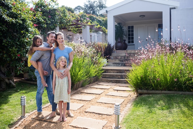 Photo portrait of family standing together