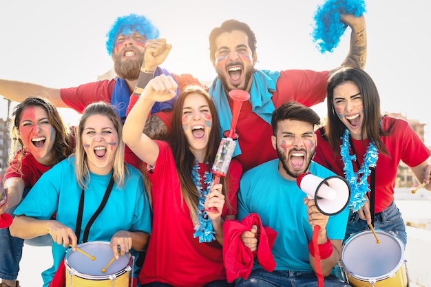 Photo portrait of fans screaming outdoors