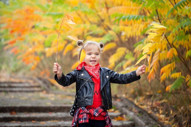 アウトドアを楽しんでいるポートレートファッションかわいい笑顔の子の女の子。