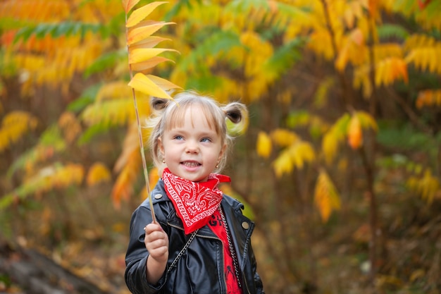 アウトドアを楽しんでいるポートレートファッションかわいい笑顔の子の女の子。