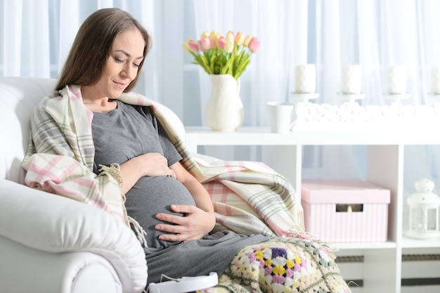 美しい妊婦のファッション写真の肖像画