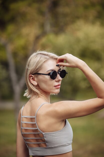 Портрет модной блондинки в стильных солнцезащитных очках
