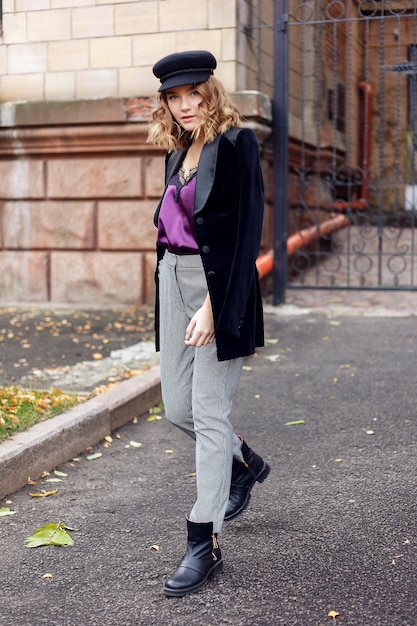 Photo portrait of fashionable young girl posing on street