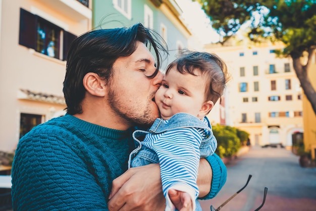 Foto ritratto di padre e figlia all'aperto