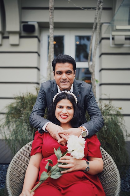 Photo portrait of father and daughter sitting outdoors