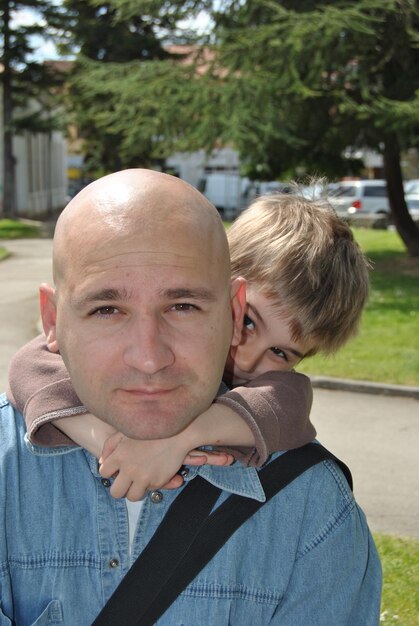 Photo portrait of father and son in city