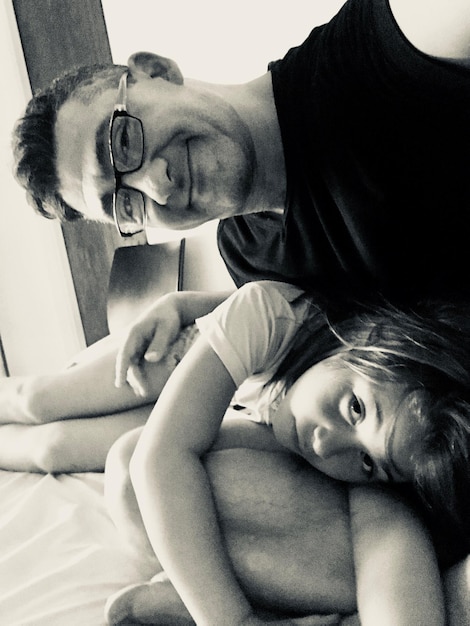 Foto ritratto di un padre con la figlia a casa