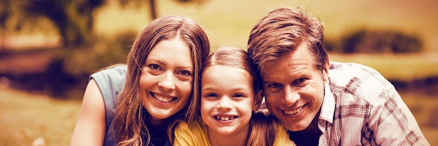 Photo portrait of father with daughter lying in park on sunny day