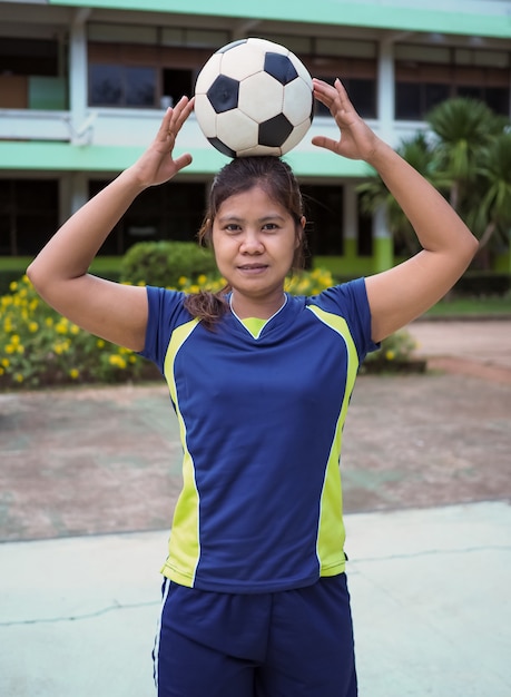 Foto ritratto di un atleta femminile e di una palla.