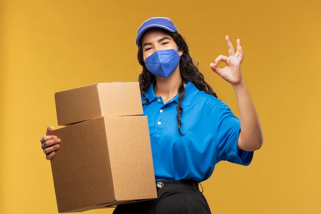 Photo portrait of female deliverer with medical mask on