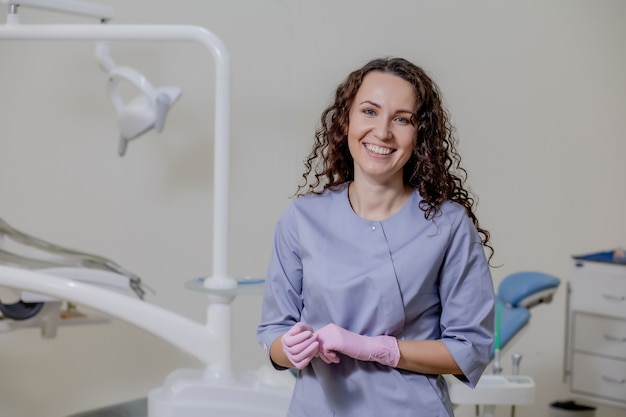 Ritratto di donna dentista. lei in piedi nel suo ufficio dentista