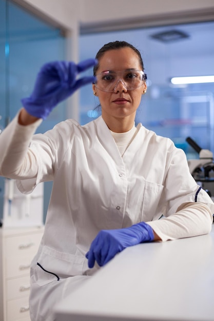 Photo portrait of female doctor examining patient in hospital