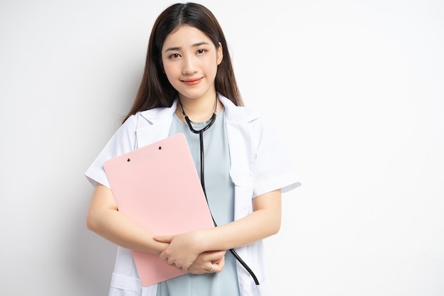 Photo portrait female doctor holding document