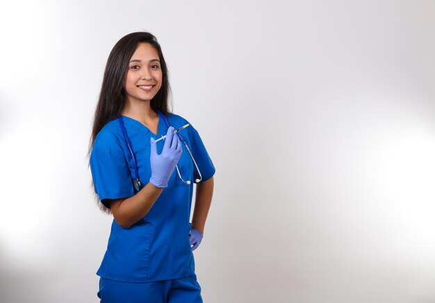 Photo portrait of female doctor holding syringe while standing against white background